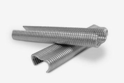 Agrafes pour pose de clôture avec Clôture & Environnement